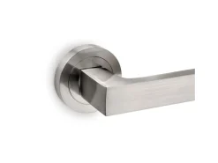 Set di maniglie per porte interne Mackay con rosetta da D.50 mm in Alluminio disponibile in 2 colori