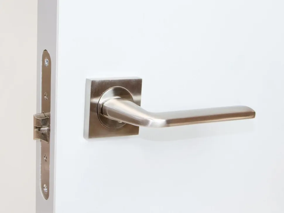 Set di maniglie per porte interne Sydney con rosetta 50x50 in Alluminio e Zama