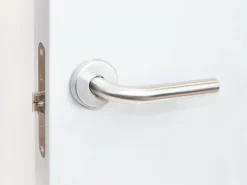 Set di maniglie per porte interne con rosetta D.53mm forma a L in Acciaio inox
