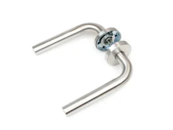 Set di maniglie per porte interne con rosetta D.53mm forma a L in Acciaio inox