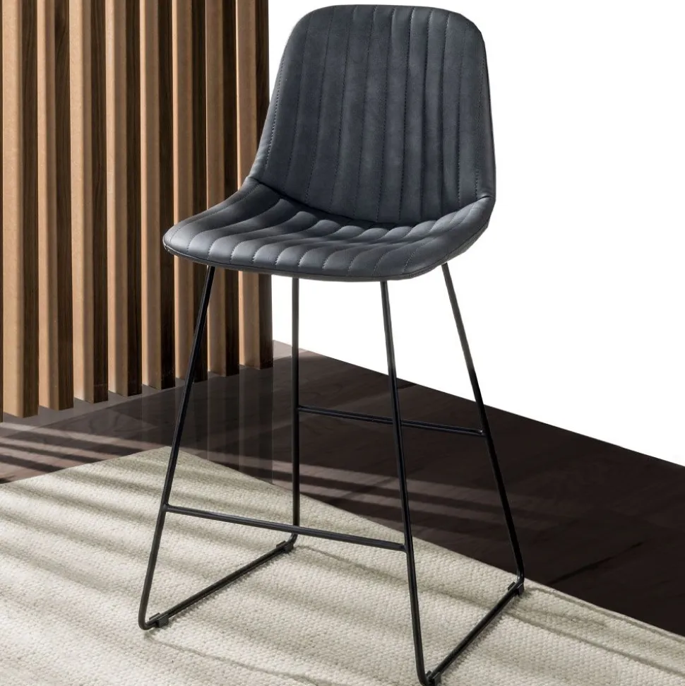 Sgabello Cinquecento con gambe a slitta in Ecopelle effetto Nabuk