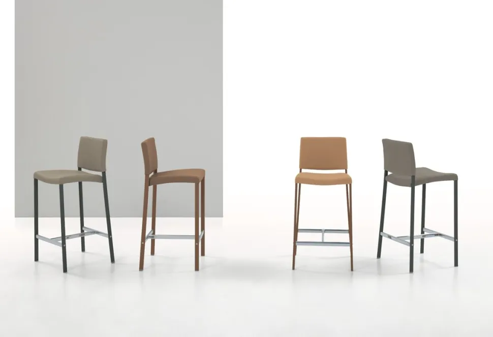 Sgabello fisso con seduta imbottita e rivestita in tessuto Zara disponibile in 6 colori