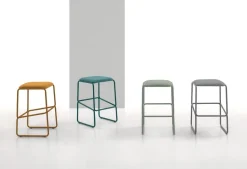 Sgabello fisso con seduta rivestita in microfibra Rubik Verde Salvia disponibile in 6 colori