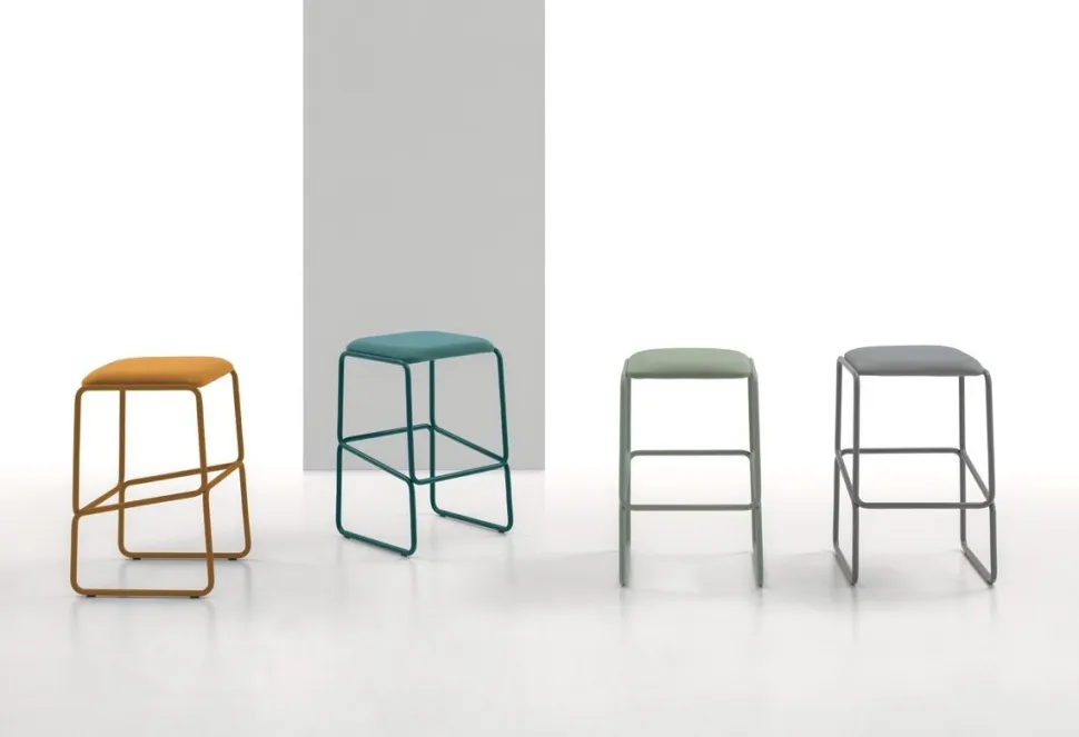 Sgabello fisso con seduta rivestita in microfibra Rubik Verde Salvia disponibile in 6 colori