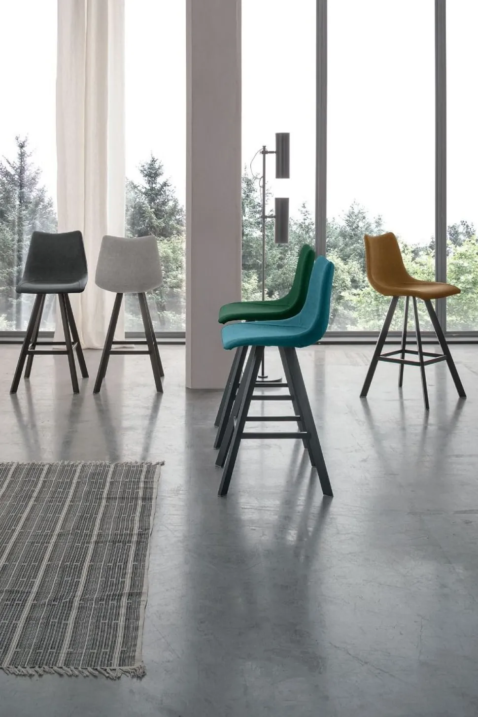 Sgabello fisso con struttura in metallo e seduta imbottita Maiorca Plus disponibile in vari colori