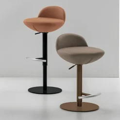 Sgabello regolabile in altezza con seduta rivestita in tessuto Vovo disponibile in 6 colori