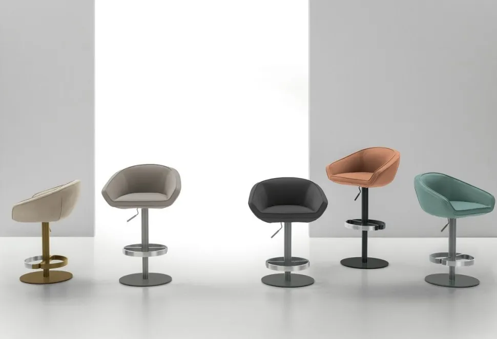 Sgabello regolabile in altezza con seduta rivestita in tessuto effetto pelle Fluf disponibile in 6 colori