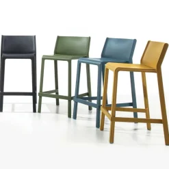 Sgabello Zerocinquantuno in Polipropilene disponibile in 8 colori