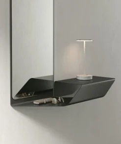Specchiera con cornice e ripiano in metallo verniciato Prisma