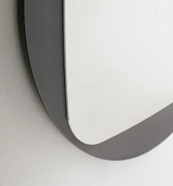 Specchiera sagomata con cornice in vetro verniciato Space