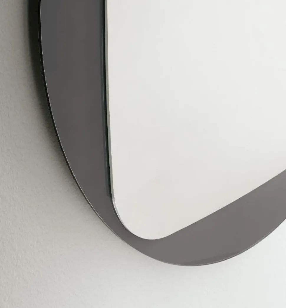 Specchiera sagomata con cornice in vetro verniciato Space