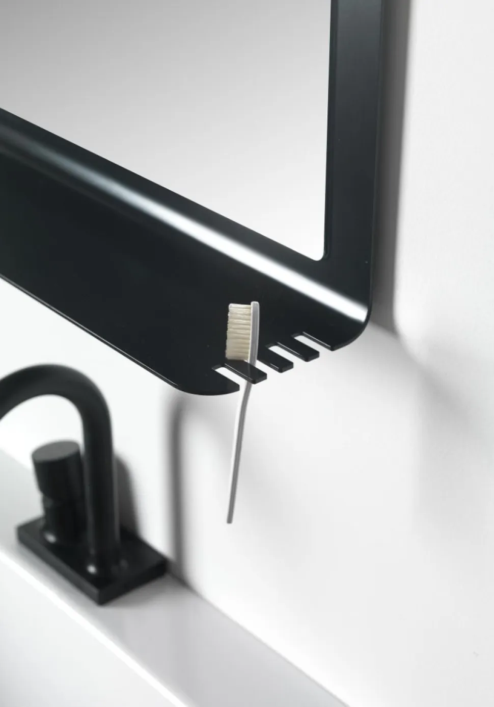 Specchio Alluminium con mensola integrata disponibile in vari colori