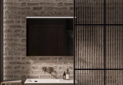 Specchio con cornice e mensola integrata in alluminio disponibile in 3 misure e 3 colori