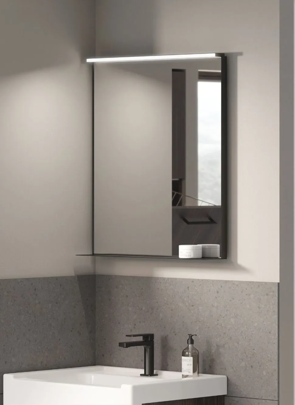 Specchio con cornice e mensola integrata in alluminio disponibile in 3 misure e 3 colori