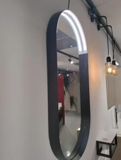 Specchio ovale con luce LED integrata e cornice in metallo nera