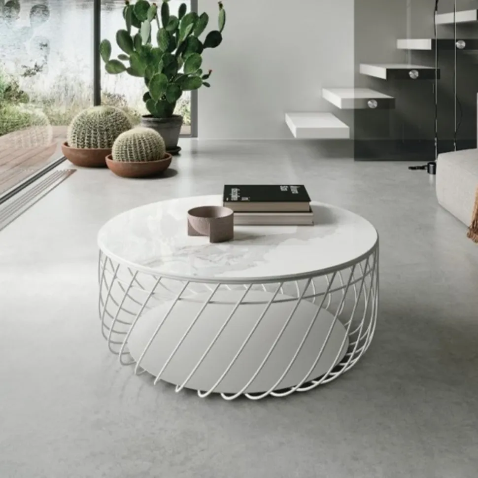 Tavolino da salotto con struttura in metallo Nest disponibile in vari colori