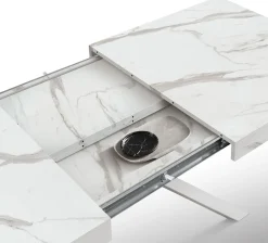 Tavolo allungabile con base a stella in metallo e piano in nobilitato Marmo Bianco Statuario