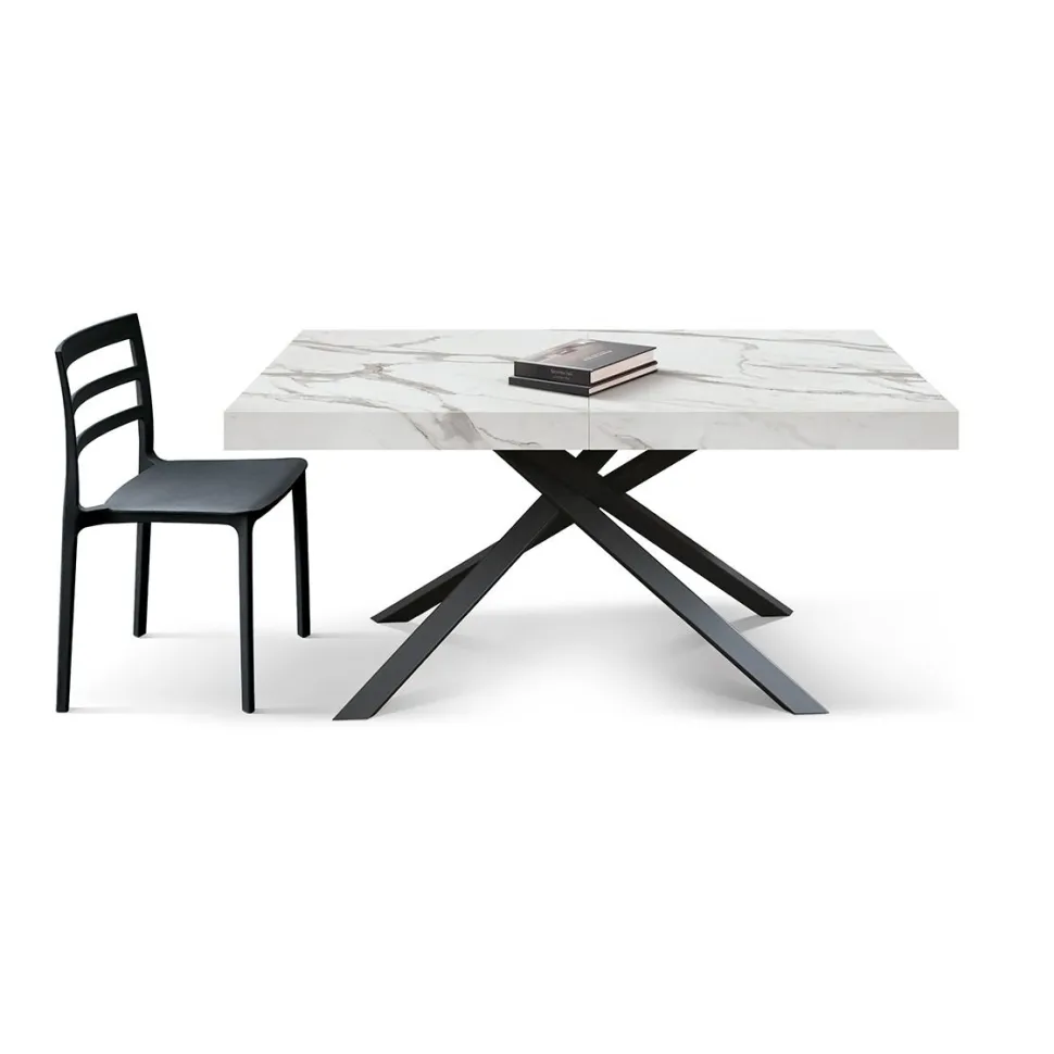 Tavolo allungabile con base incrociata in metallo e Piano in nobilitato effetto Marmo Bianco Statuario
