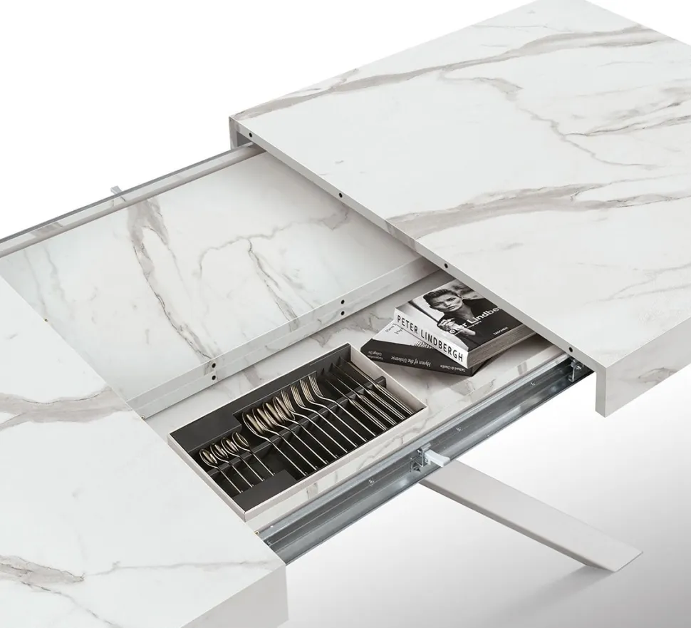 Tavolo allungabile con base incrociata in metallo e Piano in nobilitato effetto Marmo Bianco Statuario