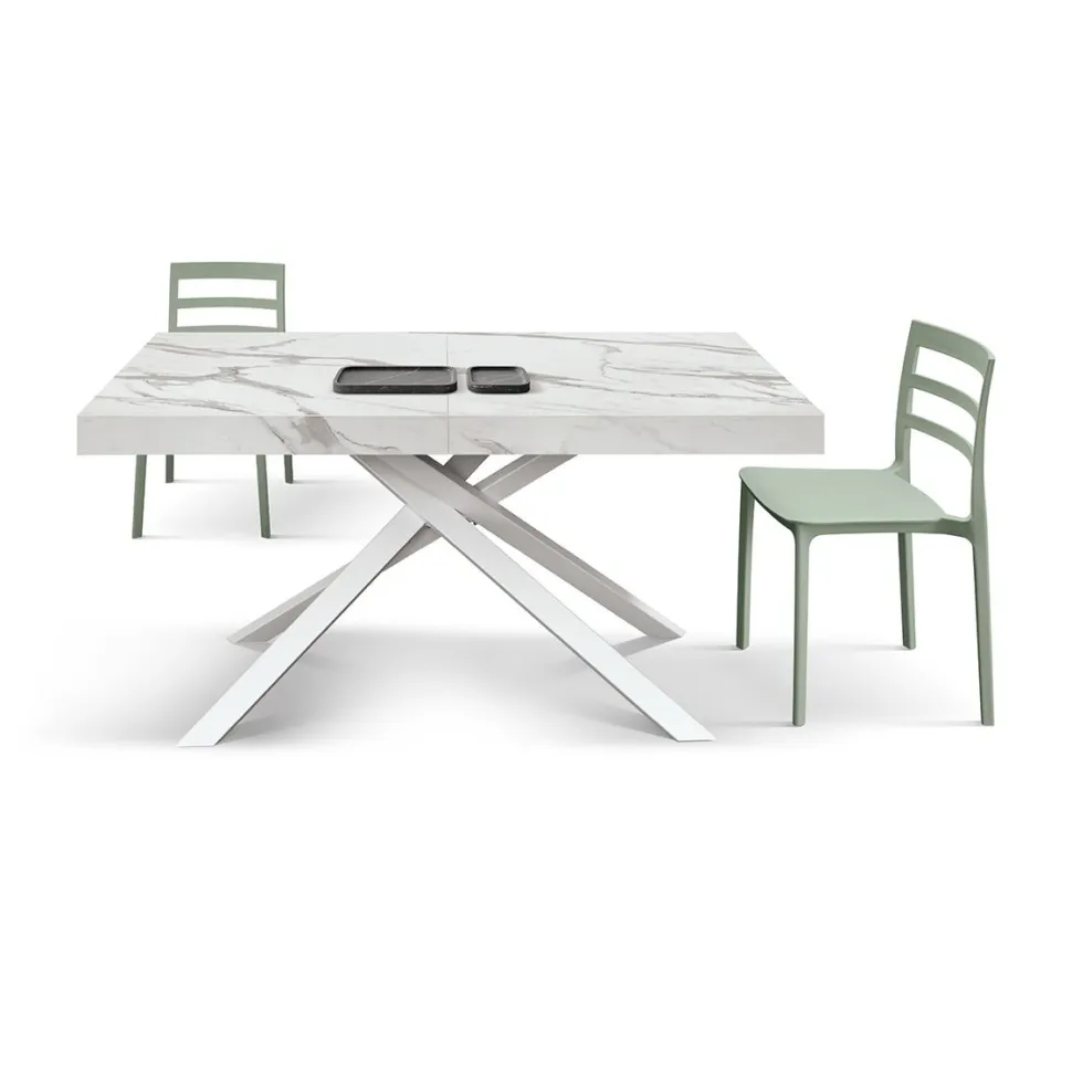Tavolo allungabile con base incrociata in metallo e Piano in nobilitato effetto Marmo Bianco Statuario