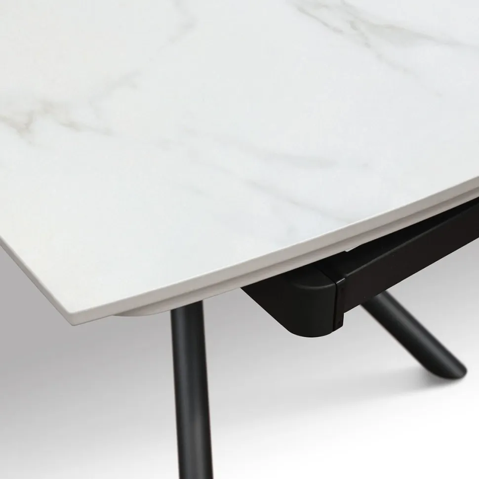 Tavolo Allungabile con base Metallo arrotondata e piano Ceramica Bianco Statuario in 2 misure