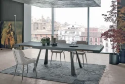 Tavolo allungabile con gambe in metallo e piano rettangolare in laminato effetto legno Grecale