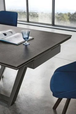 Tavolo allungabile con piano in gres porcellanato finitura Grafite Priamo L 160