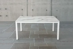 Tavolo Allungabile Marni in Vetro Effetto Marmo e Ferro Bianco Opaco
