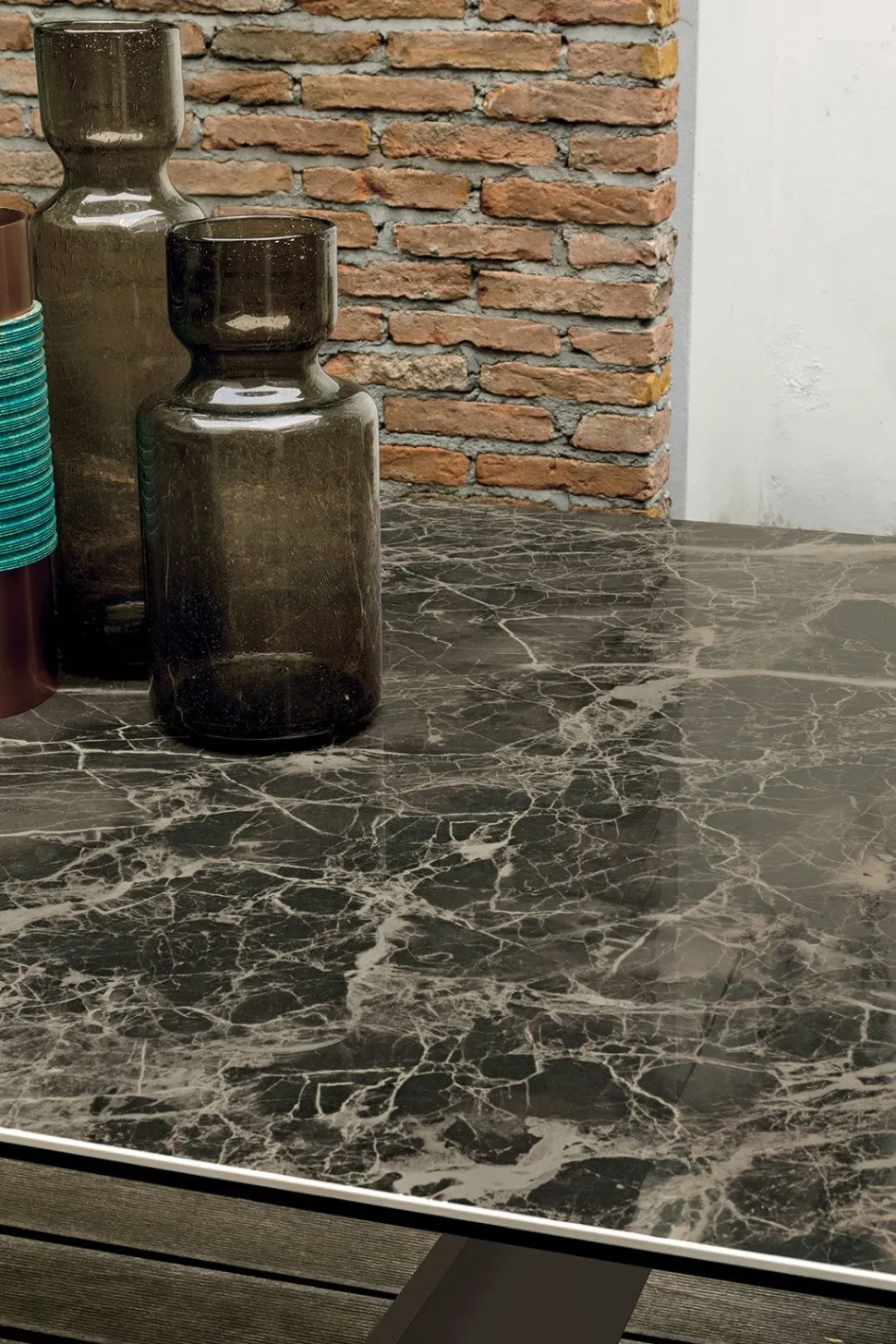 Tavolo allungabile Taurus con top in gres in finitura Emperador