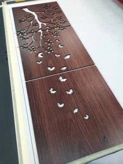 Trittico a doppio pannello floreale, legno scuro