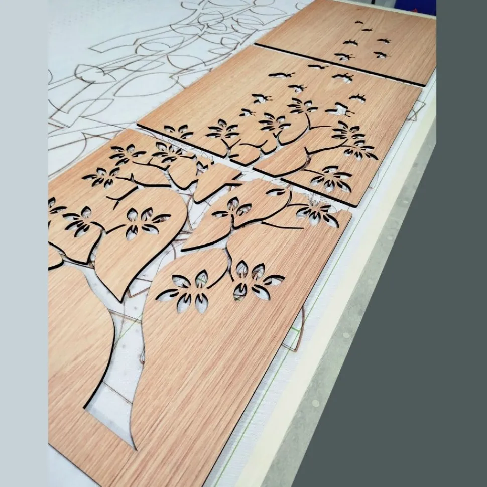Trittico a doppio pannello floreale, legno chiaro