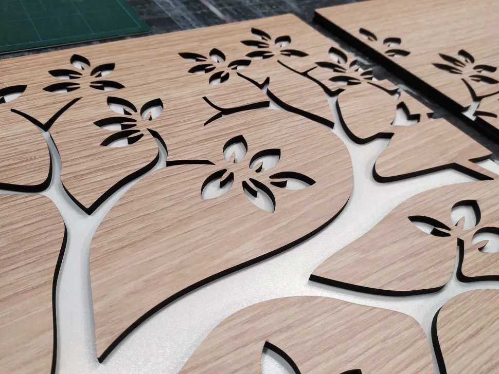 Trittico a doppio pannello floreale, legno chiaro