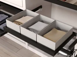 Vassoio estraibile regolabile con chiusura soft per armadi disponibile in 2 colori e 3 misure